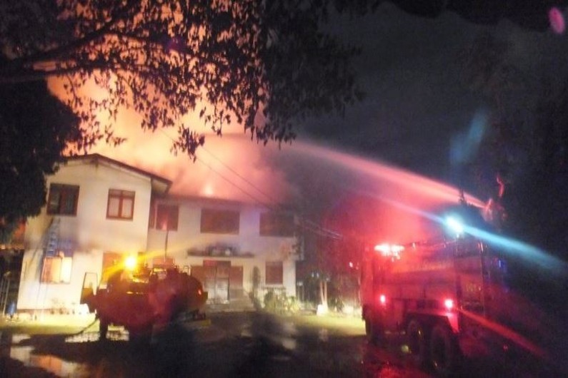 L'école Pitakiatwittaya en feu en Thaïlande. Crédit : Capture d'écran Facebook de l'école Pitakiatwittaya.